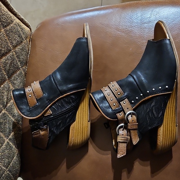 Miz Mooz Floyd Leather Buckle Demi-Wedge Sandals Shoes Peep Toe Black Brown - Picture 3 of 6